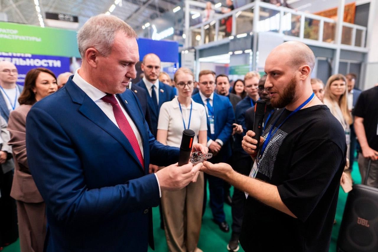 Тюменские дронрейсеры завоевали Кубок на Международном IT-форуме Тюменские дронрейсеры завоевали Кубок на Международном IT-форуме