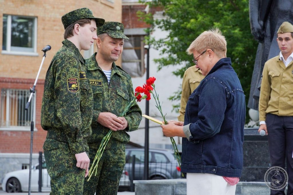 В семью лейтенанта Шадрина торжественно передали солдатский медальон