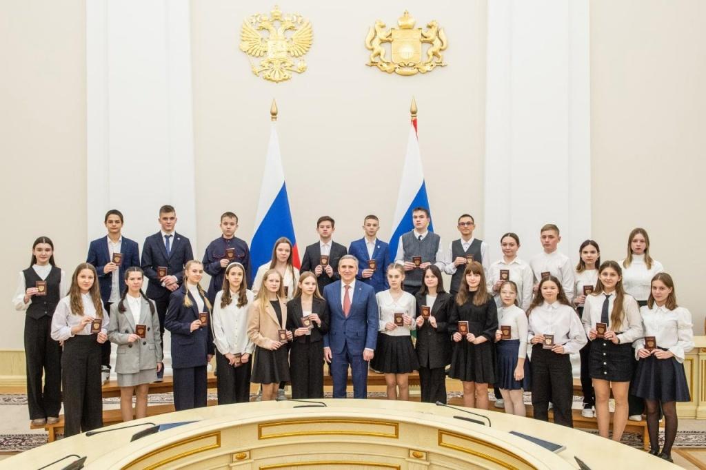 26 школьников Тюменской области в торжественной обстановке получили паспорта Российской Федерации