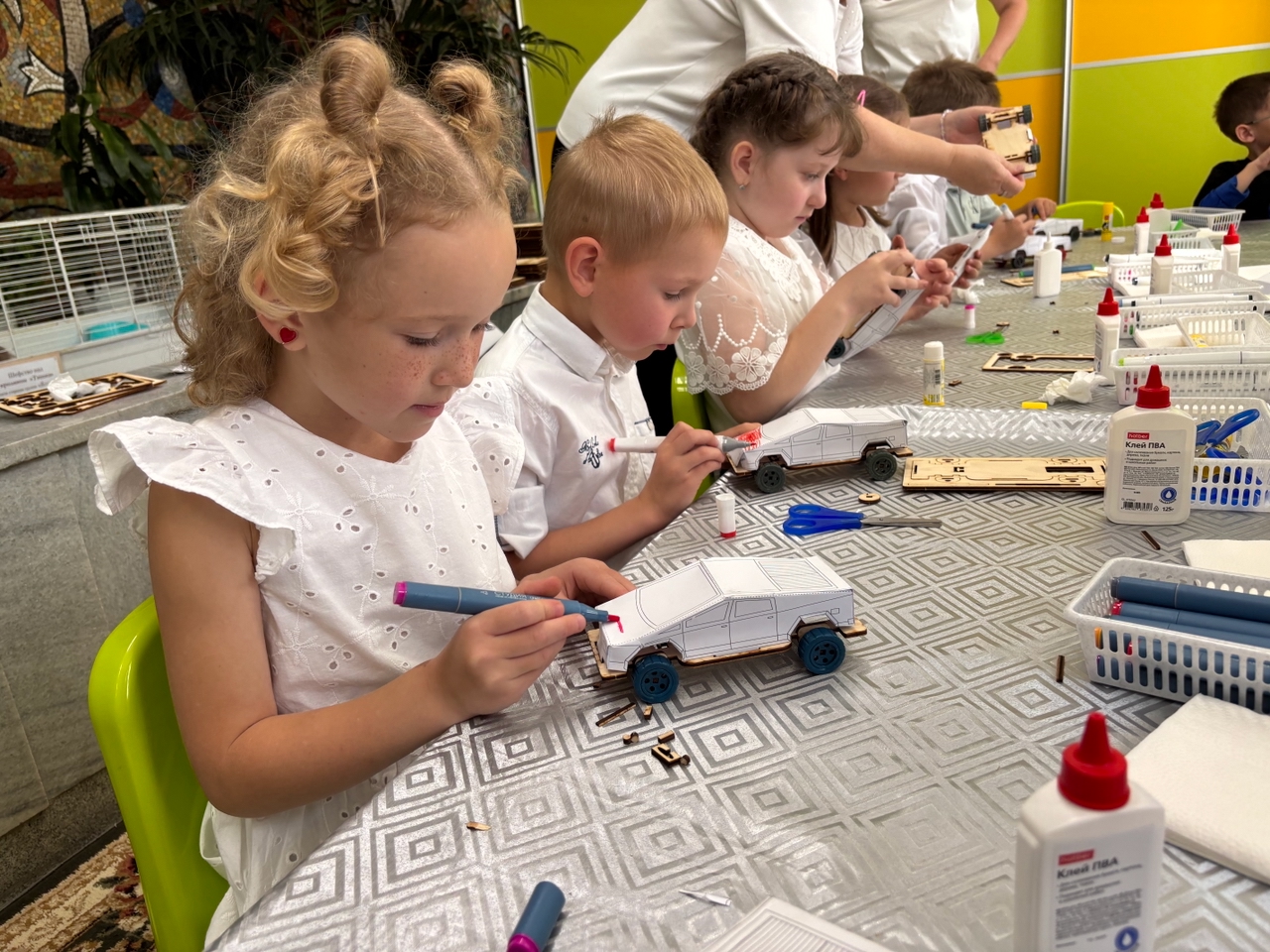 Дошкольники создают из пластиковых крышек эко-автомобили Дошкольники создают из пластиковых крышек эко-автомобили