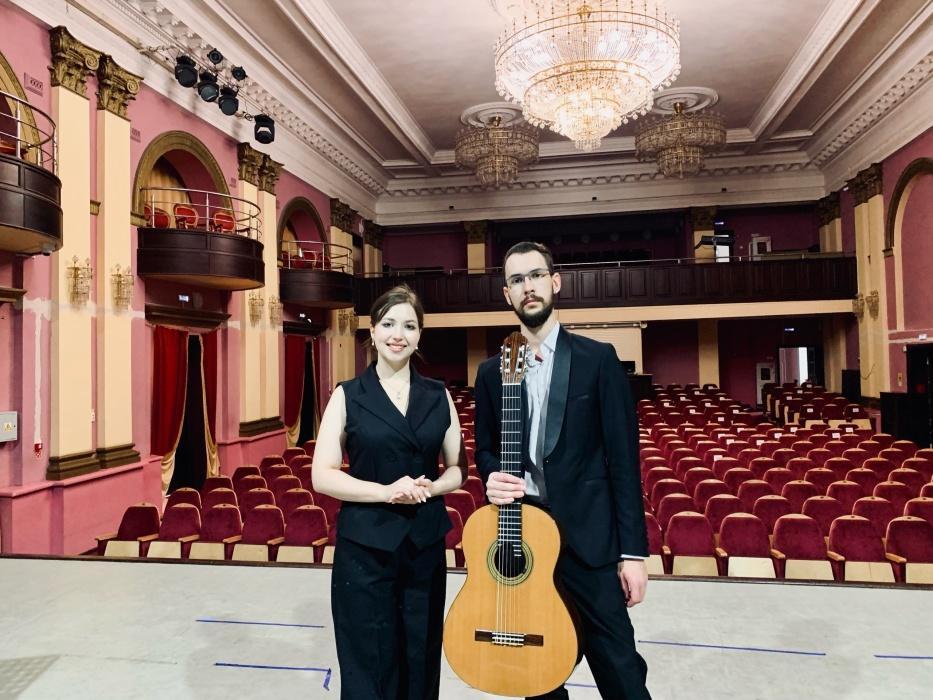 В концертном зале Дворца творчества и спорта «Пионер» выступили молодые российские музыканты Елизавета Брагина и Богдан Логачёв.
