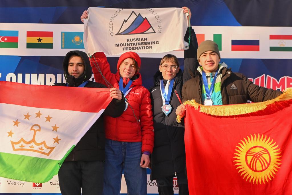 Сборная России одержала победу в международных стартах по ледолазанию