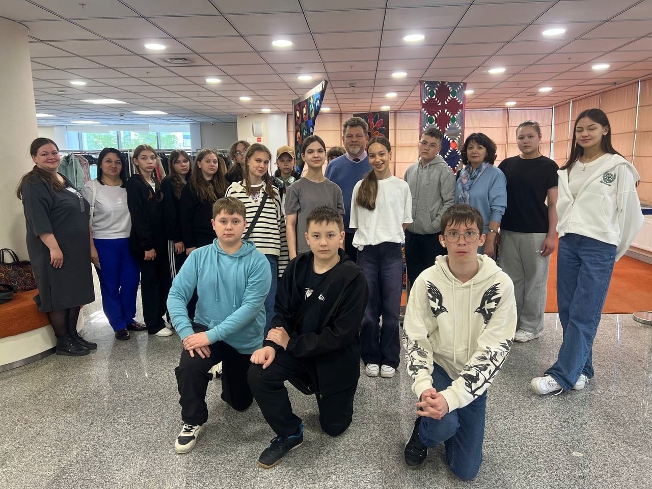 Юные краеведы вновь посетили выставку «Именем Родины» Юные краеведы вновь посетили выставку «Именем Родины»