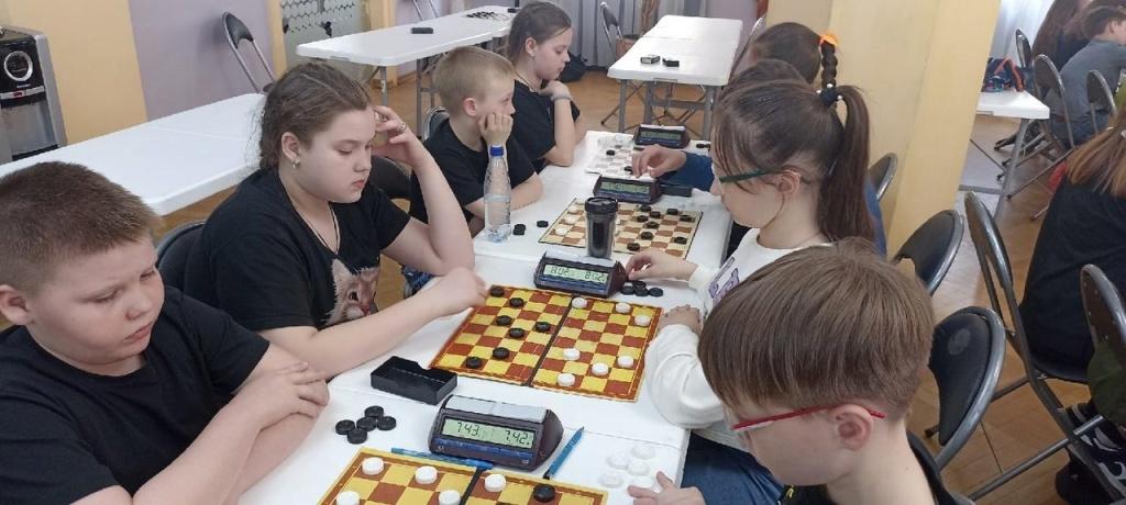 Юные жители Тюменской области сыграли в русские шашки