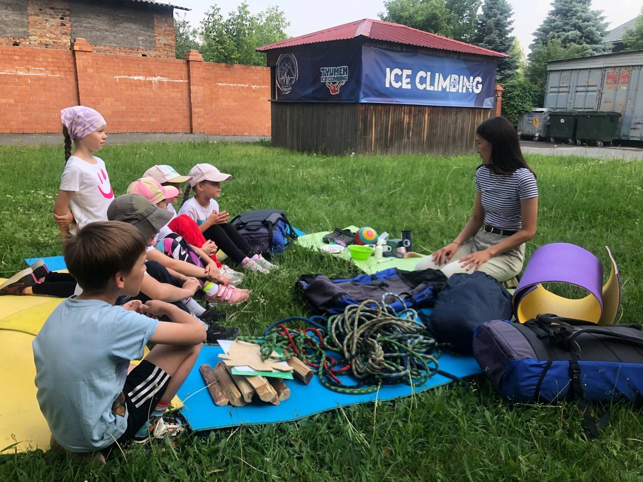 Самое время записаться на летние досуговые площадки!