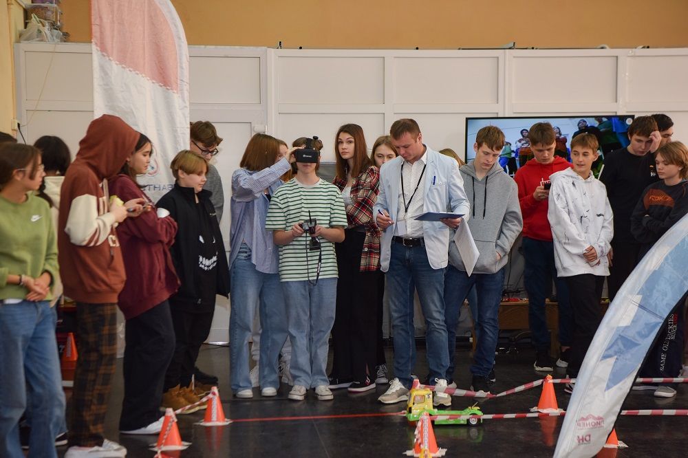 В детском технопарке "Кванториум" состоялся открытый чемпионат по FPV пилотированию «Транспорт будущего»