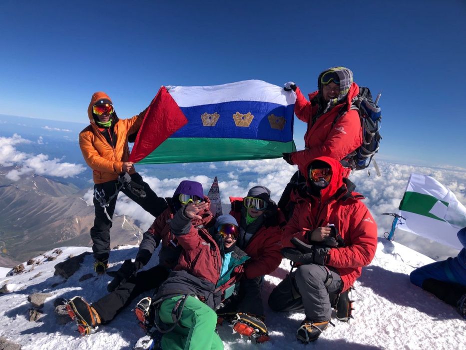 В честь 100-летия пионерии тюменские альпинисты покорили высочайшую вершину Европы