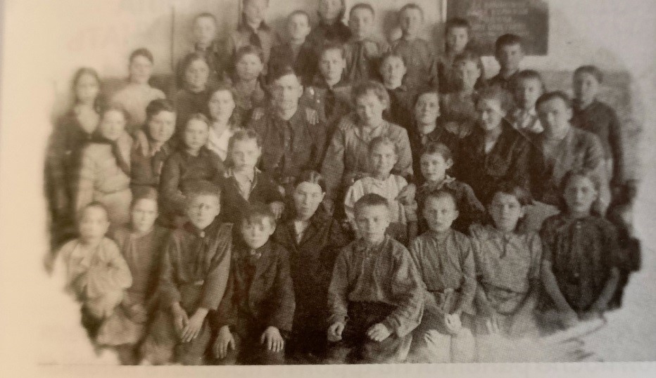 Фото 3. Учителя и учащиеся Малышенской школы..jpg