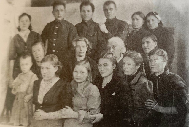 Учителя Усть-Ламенской школы с детьми из Ленинграда 41-45.jpg